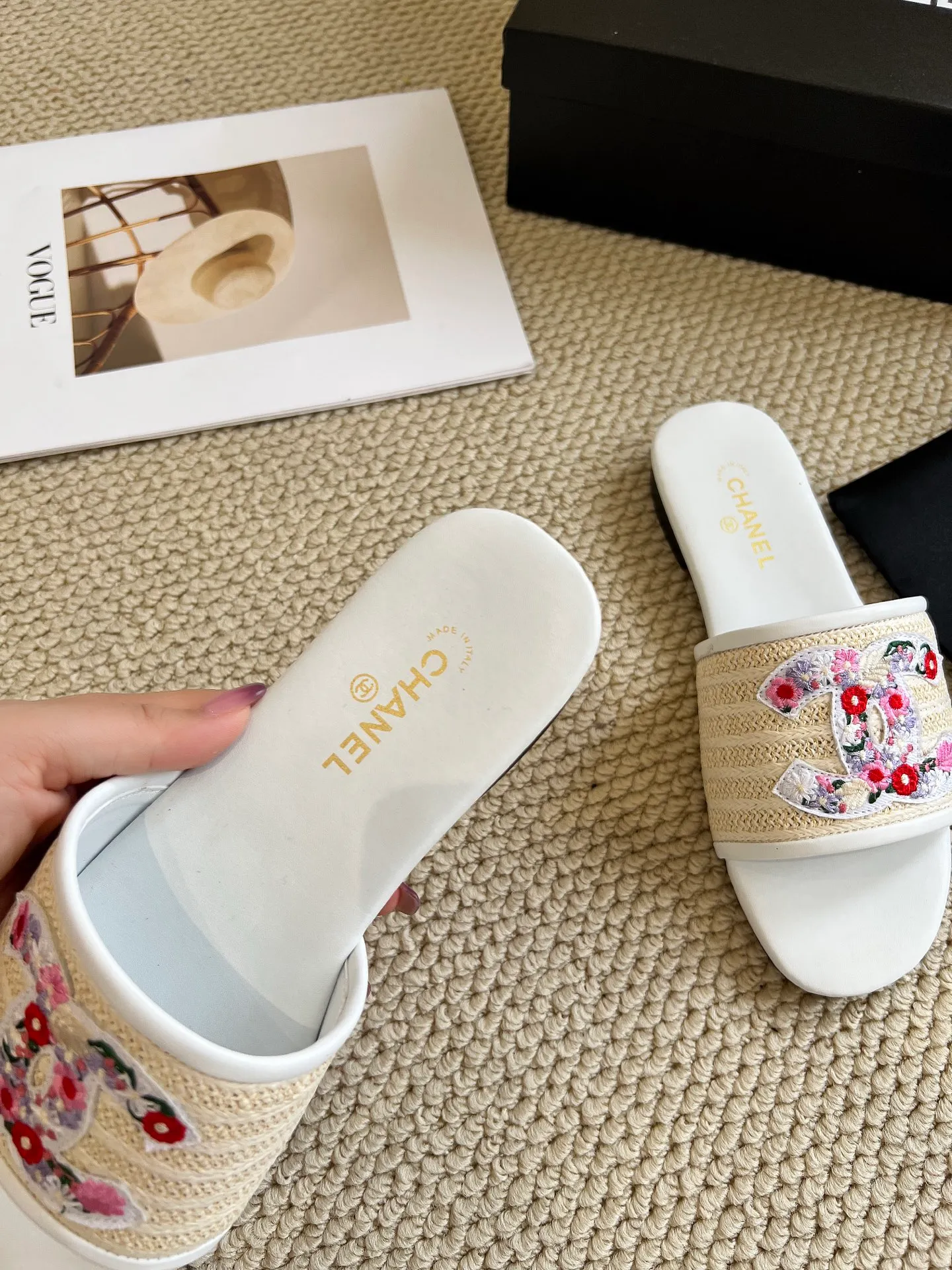 👟👟Ex-factory price 340👟👟 Genuine leather sole +30 CHANEL, the upper uses three-dimensional electric embroidery technology, the upper foot is comfortable, soft and breathable, must-have size 35-43 every day, leather sole +30